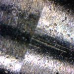 Porysowana iglica rozpylacza (zdjęcie wykonane mikroskopem).